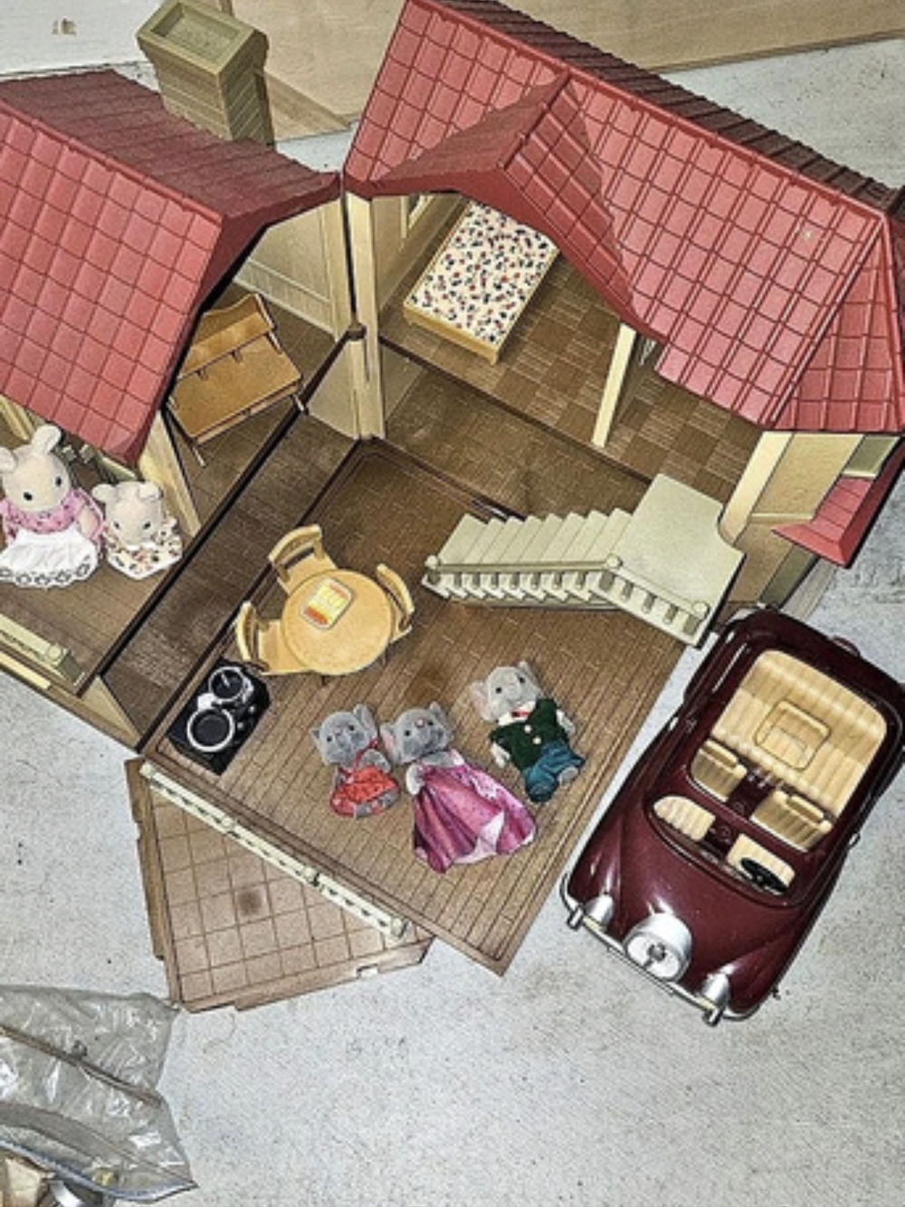 Calico Critters Cozy Cottage / Clover Leaf House Bundle with Car and Figures